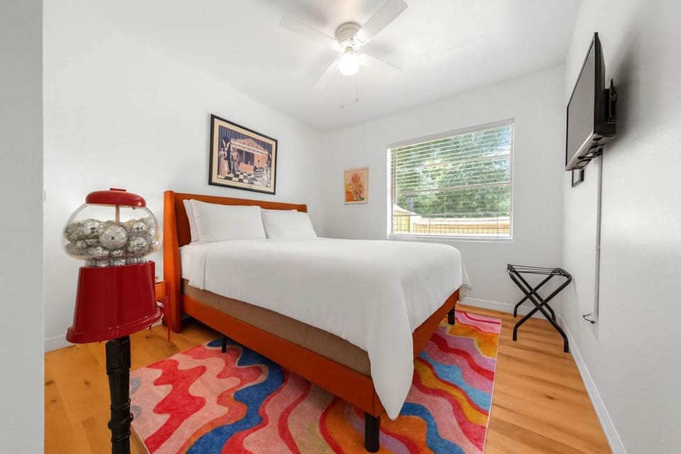 Bed, TV and multimedia, Bedroom