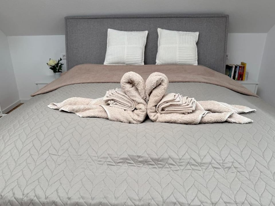 Bed, Photo of the whole room, Bedroom, towels