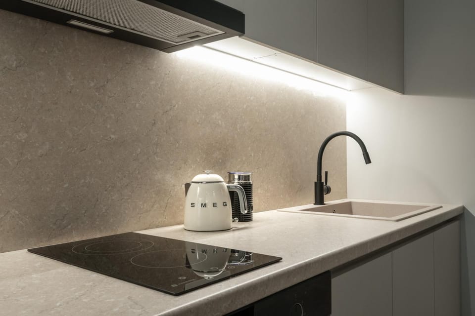 Coffee/tea facilities, Kitchen or kitchenette, stove
