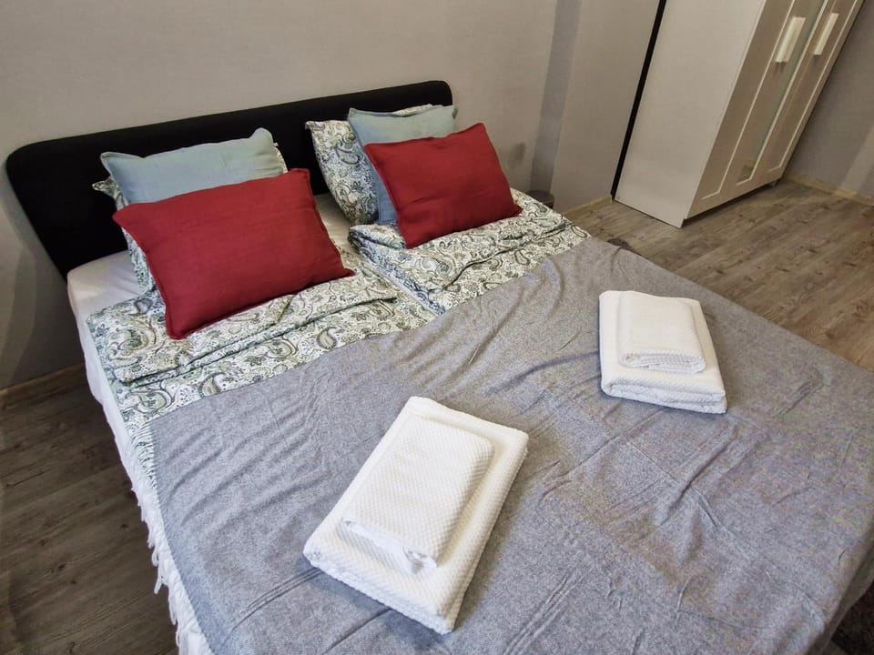 Bed, Photo of the whole room, Bedroom, towels