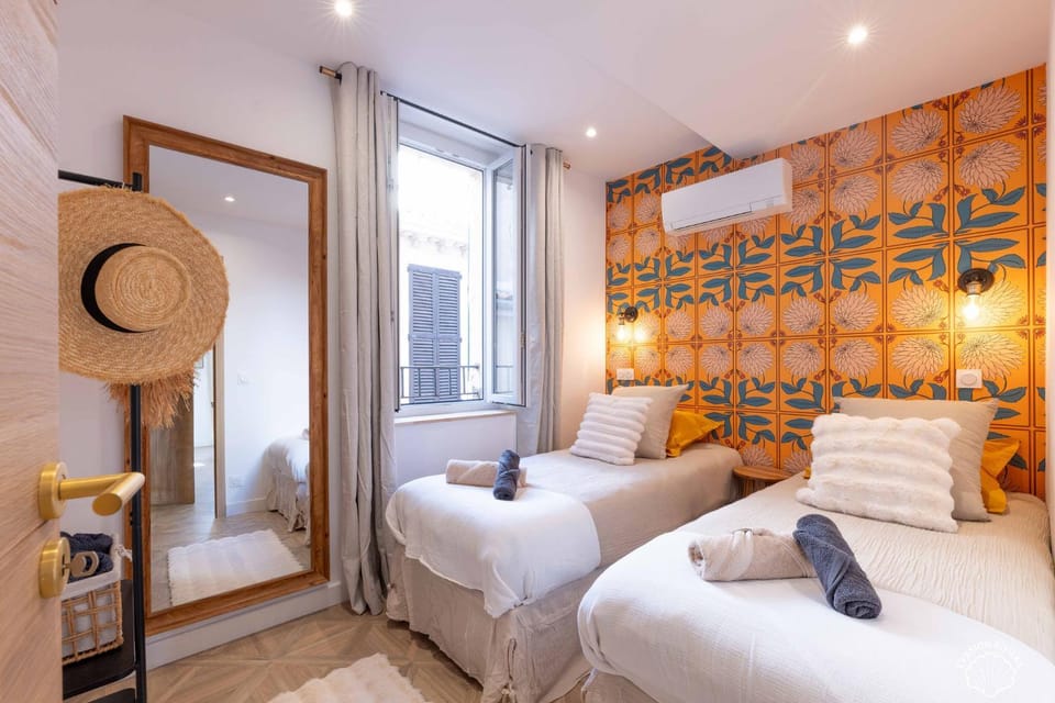 Photo of the whole room, Bedroom