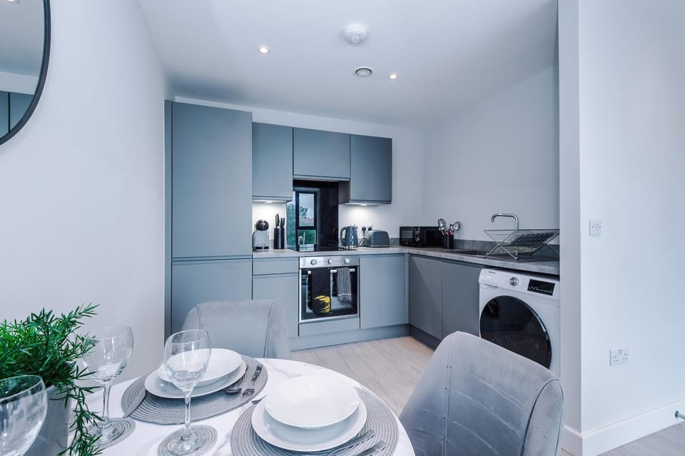 Kitchen or kitchenette, Dining area