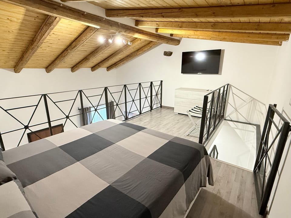 Bed, TV and multimedia, Photo of the whole room, Bedroom