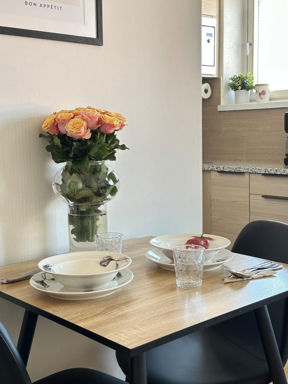 Coffee/tea facilities, Kitchen or kitchenette, Food and drinks, Dining area, Food