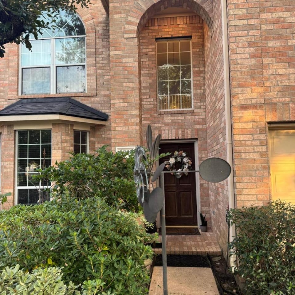 Property building, Facade/entrance, Garden, Garden view