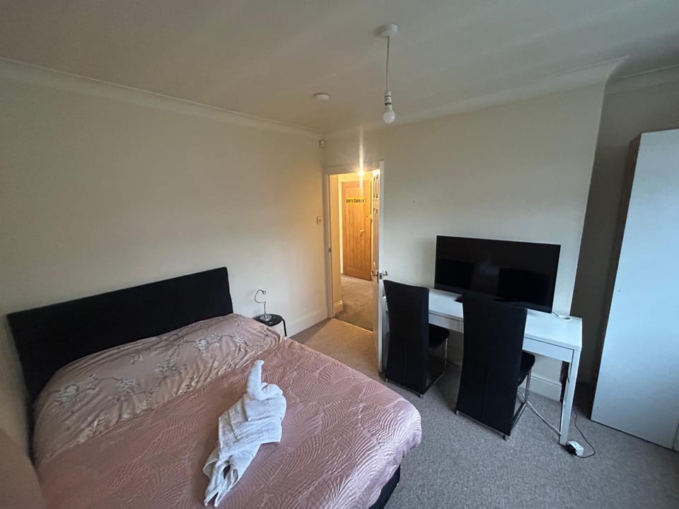 Eastcote London Retreat 3 min walk to Tube 30 min to central London , Free parking 3 cars, Private 1st Floor 2 Bedroom Suite 2 smart TVs with Fully Equipped Kitchen and Bathroom Apartment in Pinner