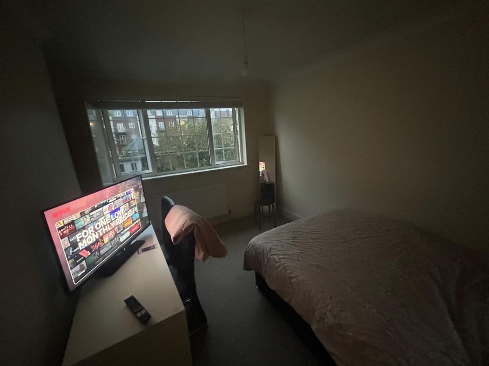 Bed, TV and multimedia, Evening entertainment, Bedroom