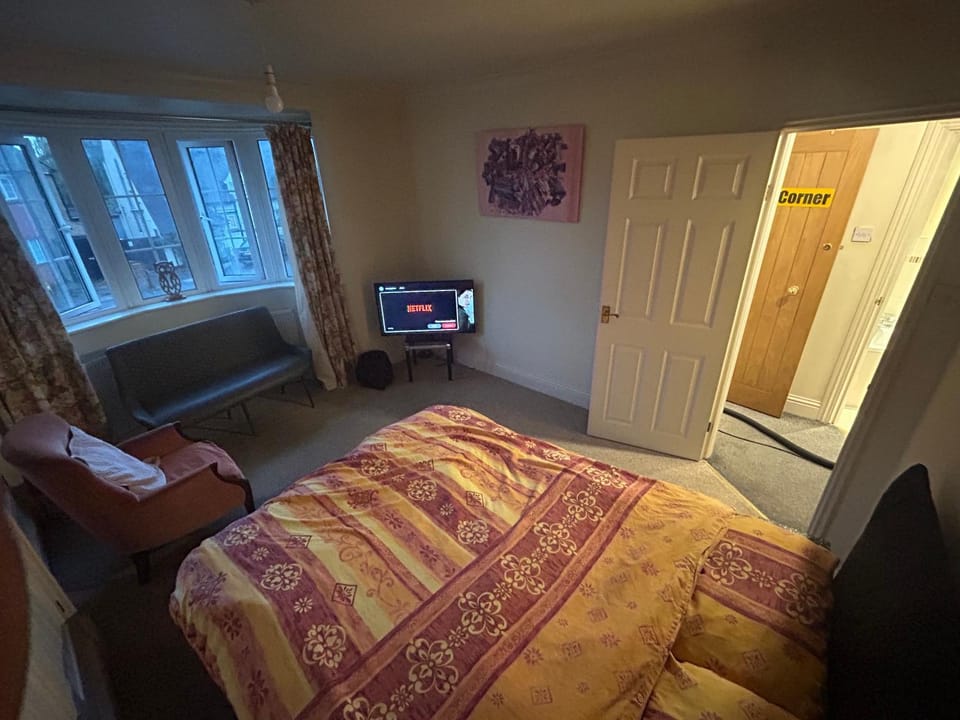 Bed, TV and multimedia, Photo of the whole room, Bedroom