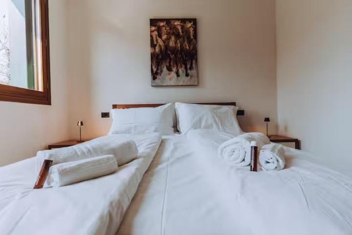 Bed, Bedroom, towels