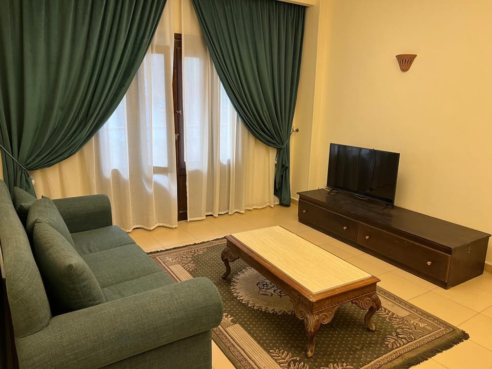 Communal lounge/ TV room, TV and multimedia, Living room, Seating area, Evening entertainment