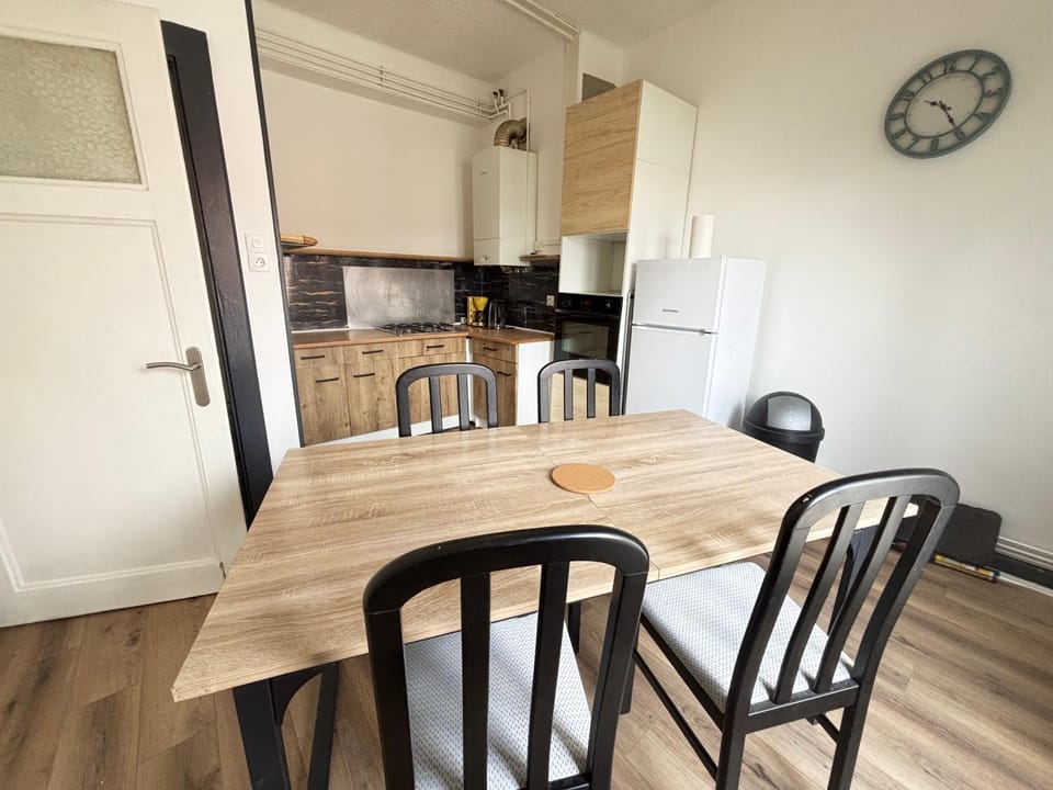 Kitchen or kitchenette, Dining area, stove