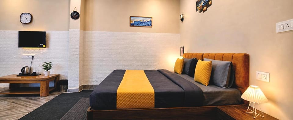 Bed, TV and multimedia, Evening entertainment, Bedroom