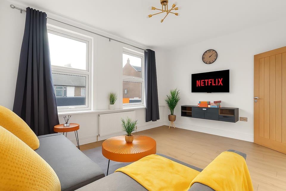 Communal lounge/ TV room, TV and multimedia, Living room, Seating area, Evening entertainment