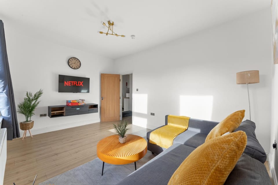 Communal lounge/ TV room, TV and multimedia, Living room, Seating area, Evening entertainment