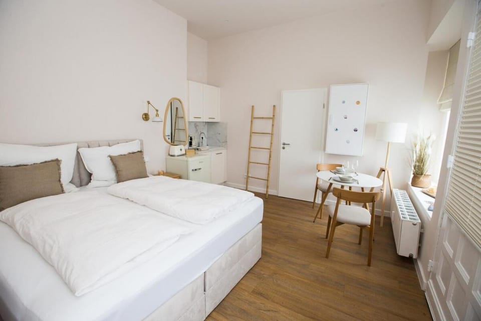 Bed, Kitchen or kitchenette, Photo of the whole room, Dining area, Bedroom