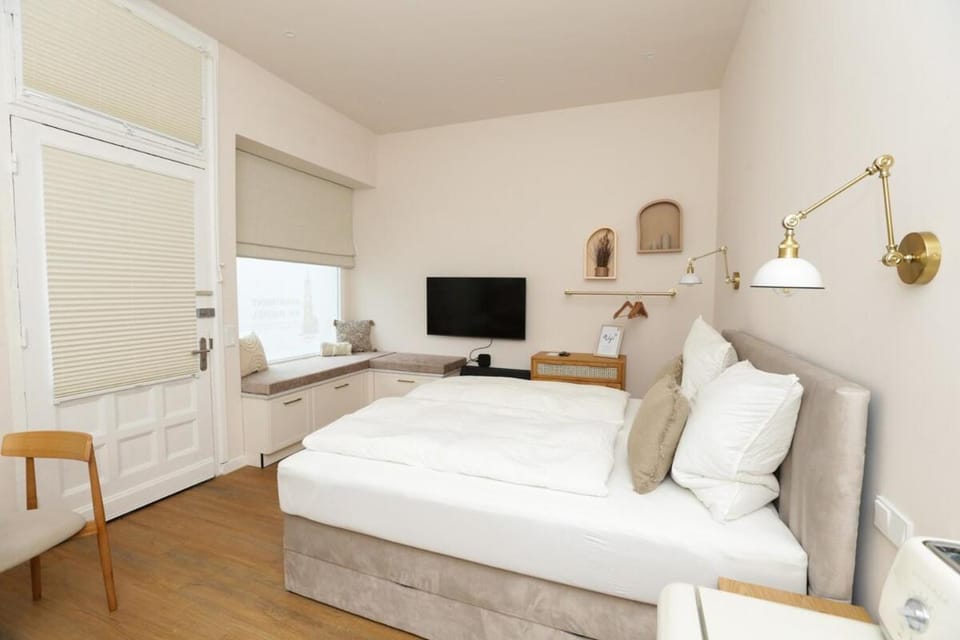 Bed, TV and multimedia, Photo of the whole room, Seating area, Bedroom