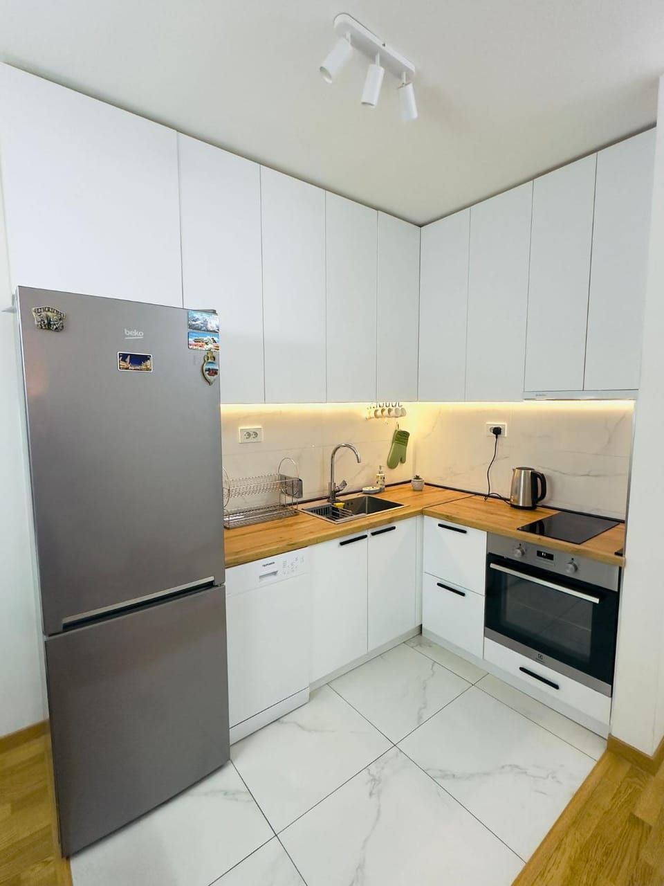 Coffee/tea facilities, Kitchen or kitchenette, minibar, oven, stove