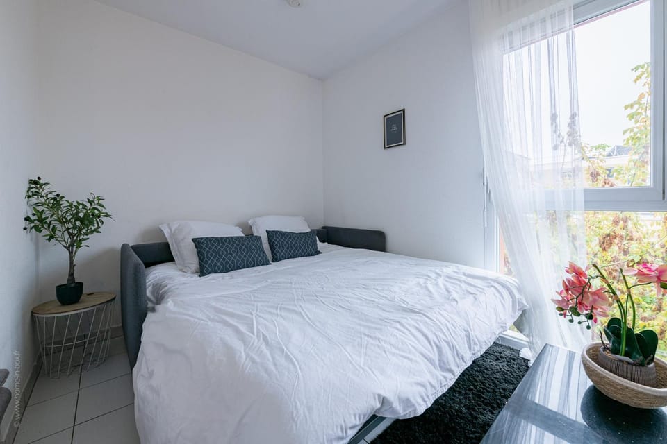 Bed, Living room, Photo of the whole room, Seating area, Bedroom