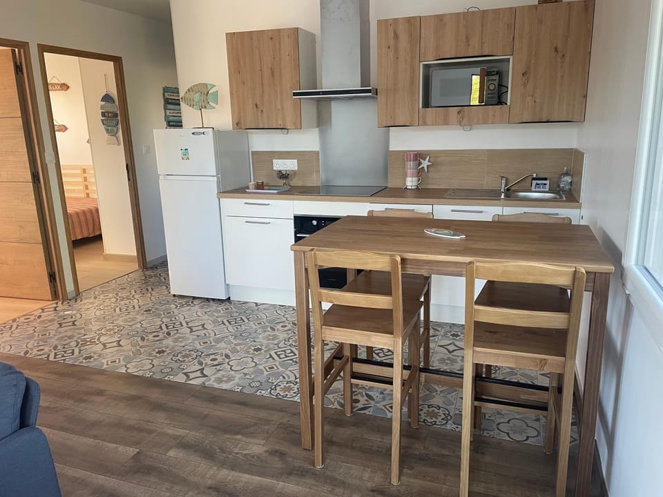 Kitchen or kitchenette, Dining area