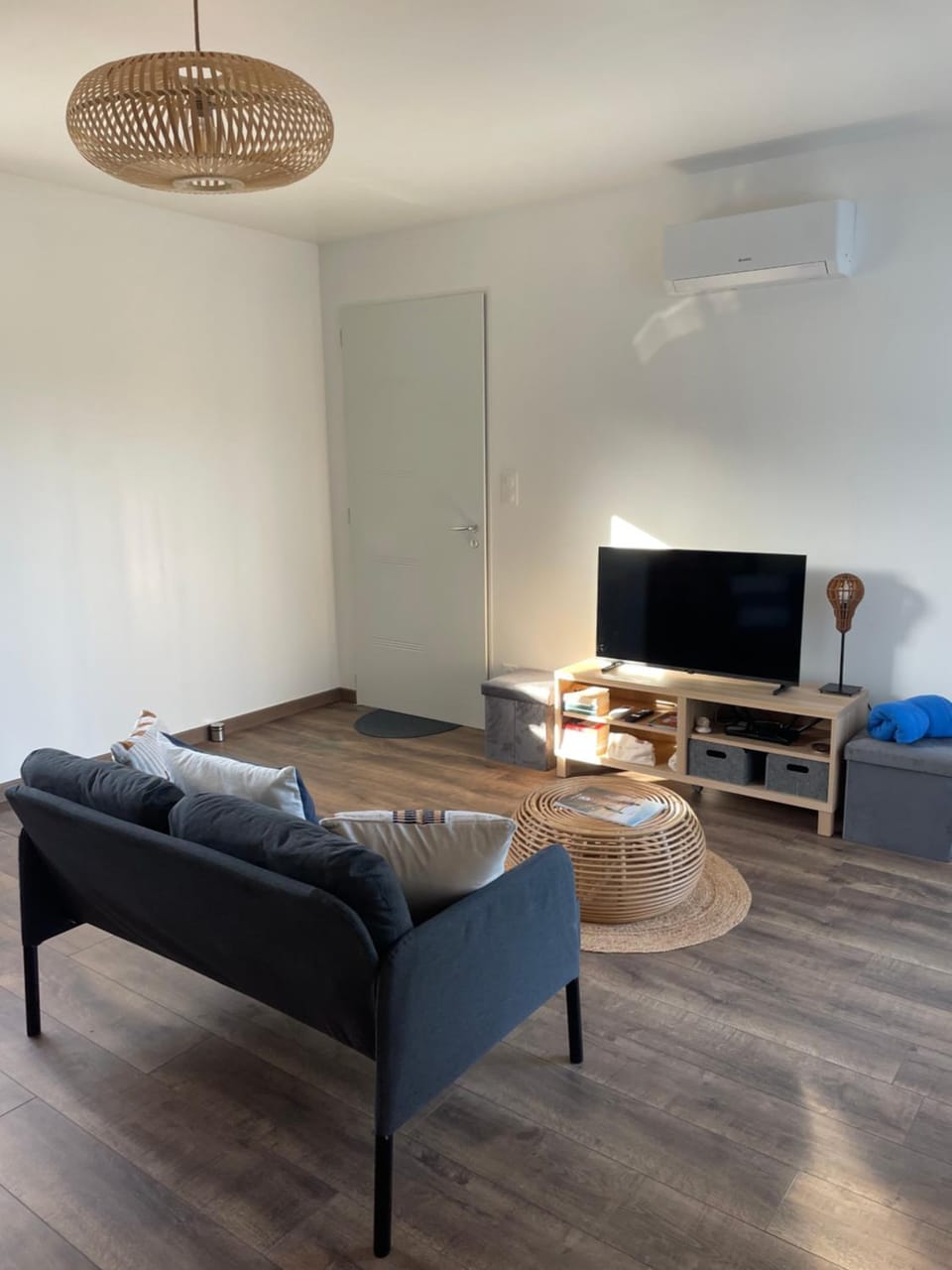 Communal lounge/ TV room, TV and multimedia, Living room, Seating area, air conditioner