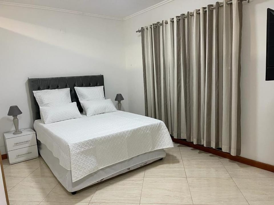 Bed, TV and multimedia, Bedroom