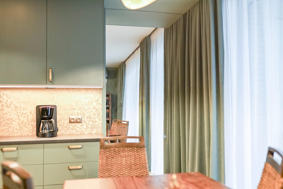 Coffee/tea facilities, Kitchen or kitchenette, Dining area