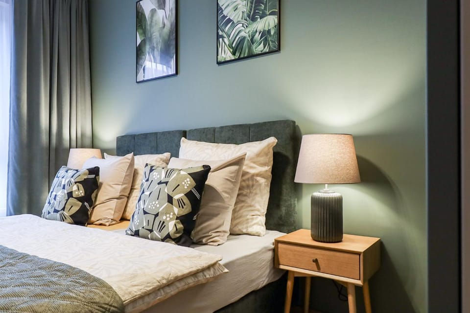 Bed, Photo of the whole room, Seating area, Bedroom
