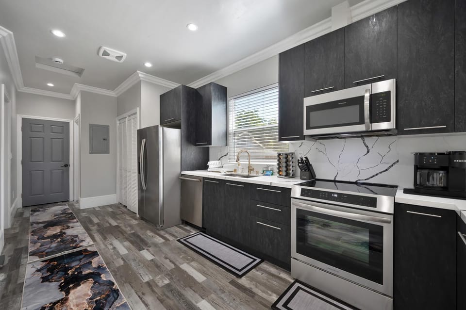 Walk to UC Davis Medical Center! Duplex w/ Patio House in Sacramento
