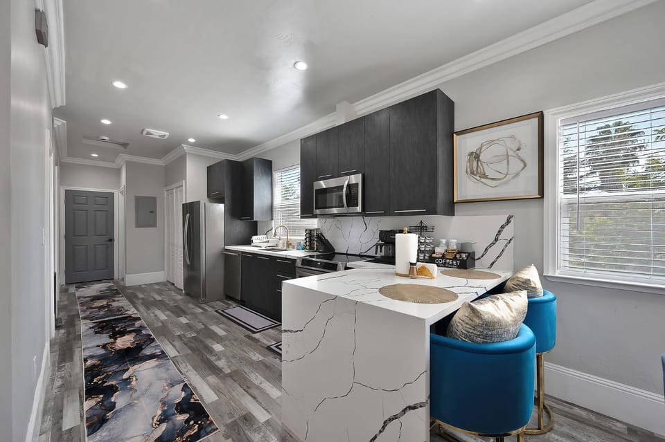 Walk to UC Davis Medical Center! Duplex w/ Patio House in Sacramento