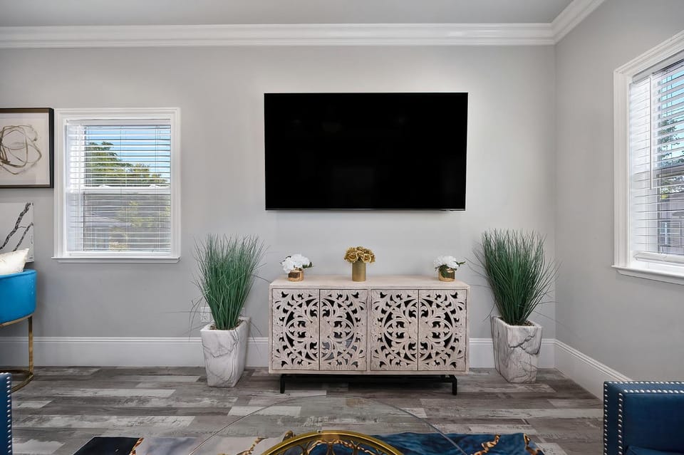 Walk to UC Davis Medical Center! Duplex w/ Patio House in Sacramento