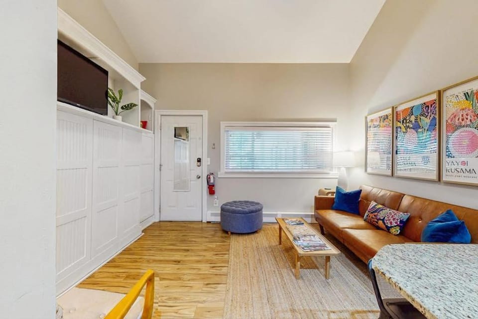 Arrowhead Resort - Stylish Retro Escape House in Saugatuck