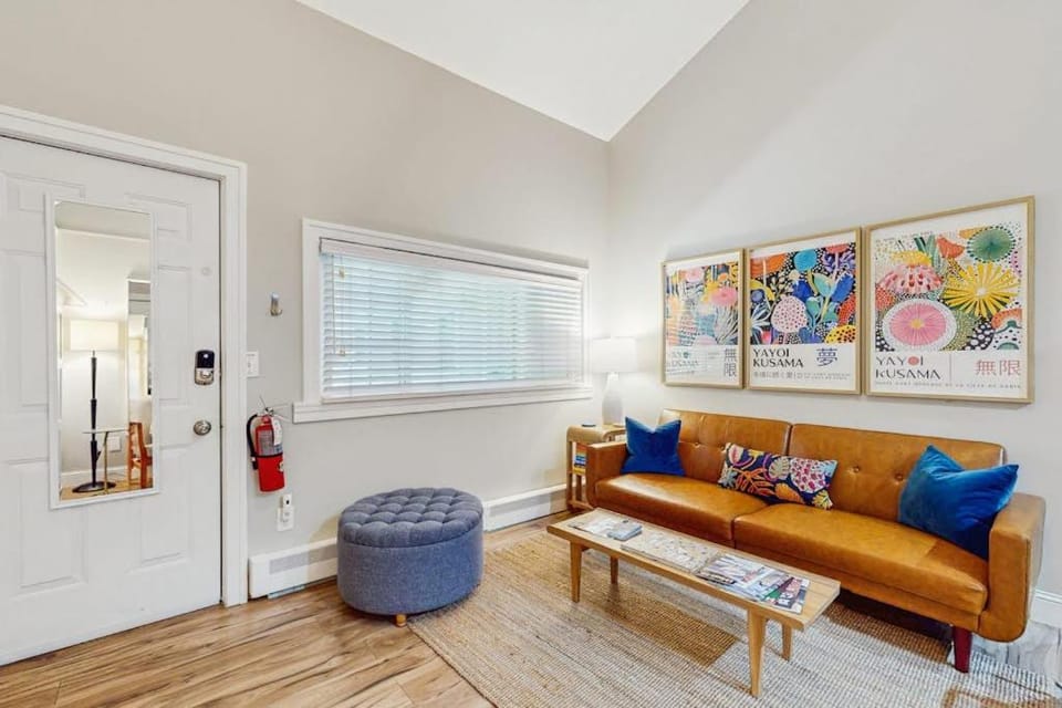 Arrowhead Resort - Stylish Retro Escape House in Saugatuck