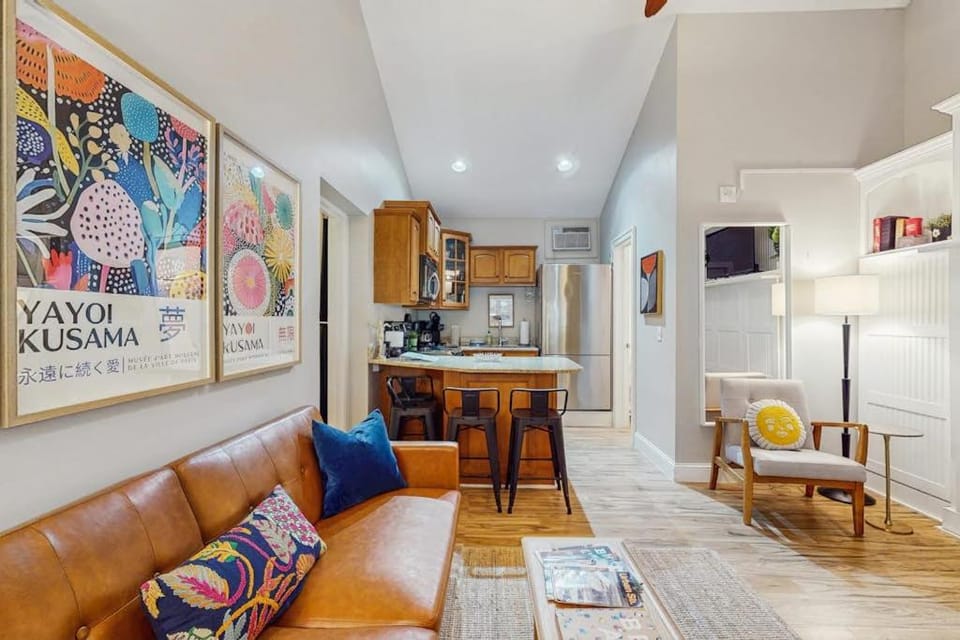Arrowhead Resort - Stylish Retro Escape House in Saugatuck