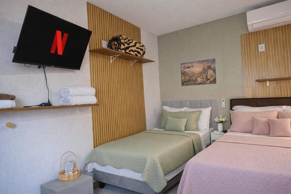 Bed, TV and multimedia, Photo of the whole room, Bedroom, towels
