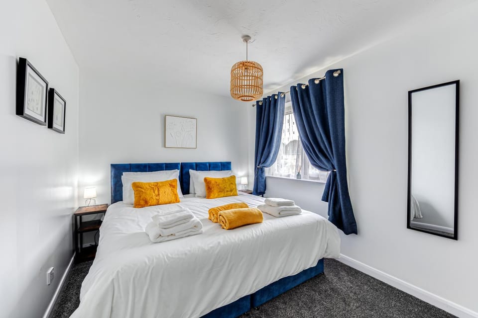 Bed, Photo of the whole room, Bedroom, towels