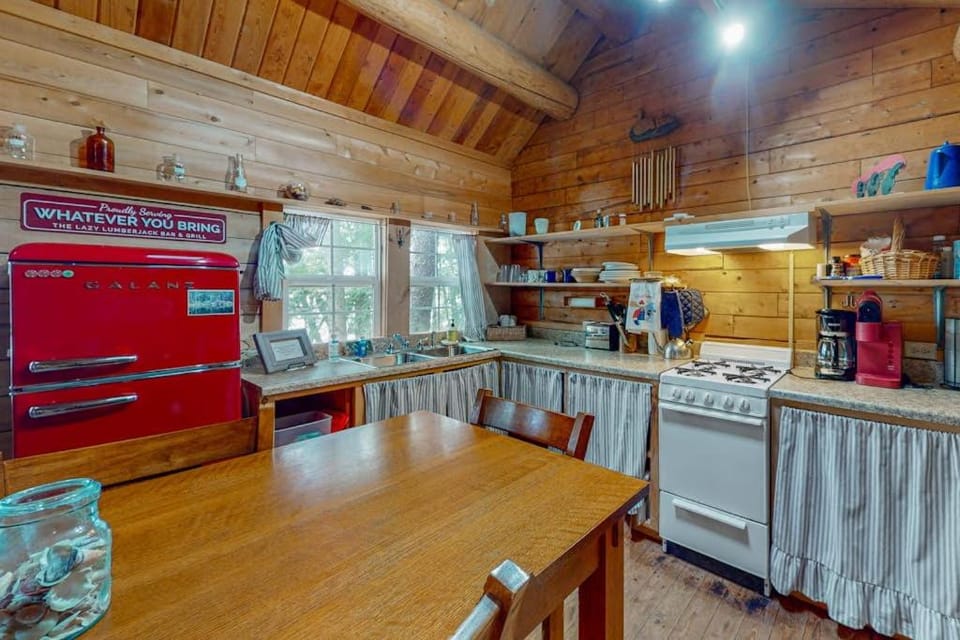 Kitchen or kitchenette, Dining area, kitchen