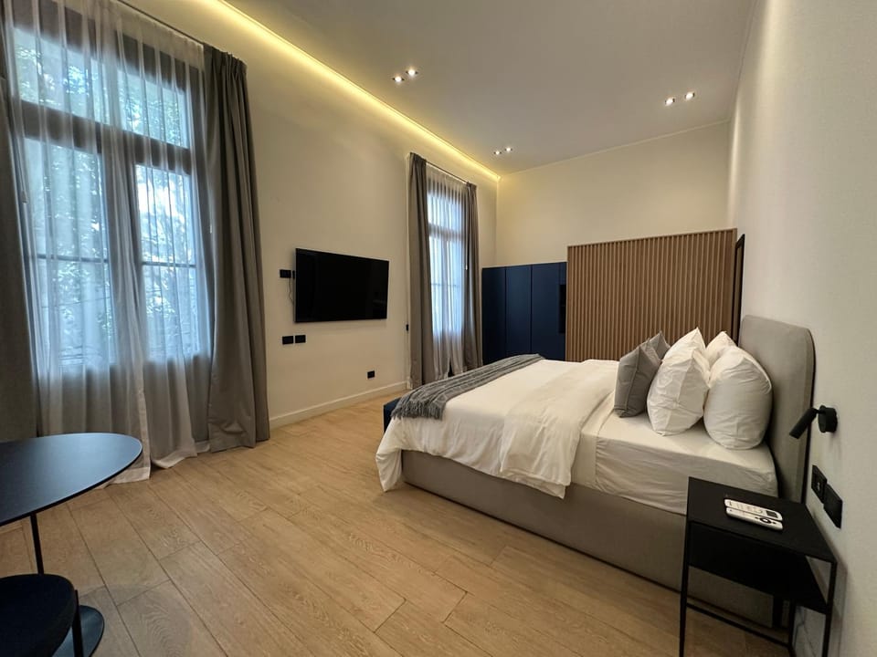 Bed, TV and multimedia, Photo of the whole room, Bedroom