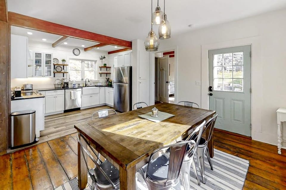 Kitchen or kitchenette, Dining area, oven, toaster