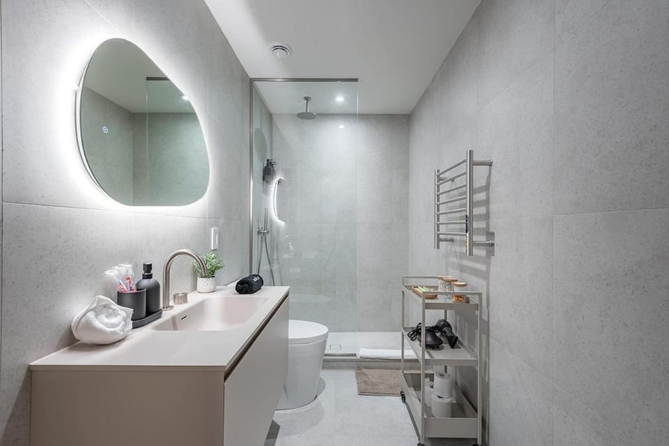 Bright & Modern 2BR - Golden Square Mile Apartment in Montreal