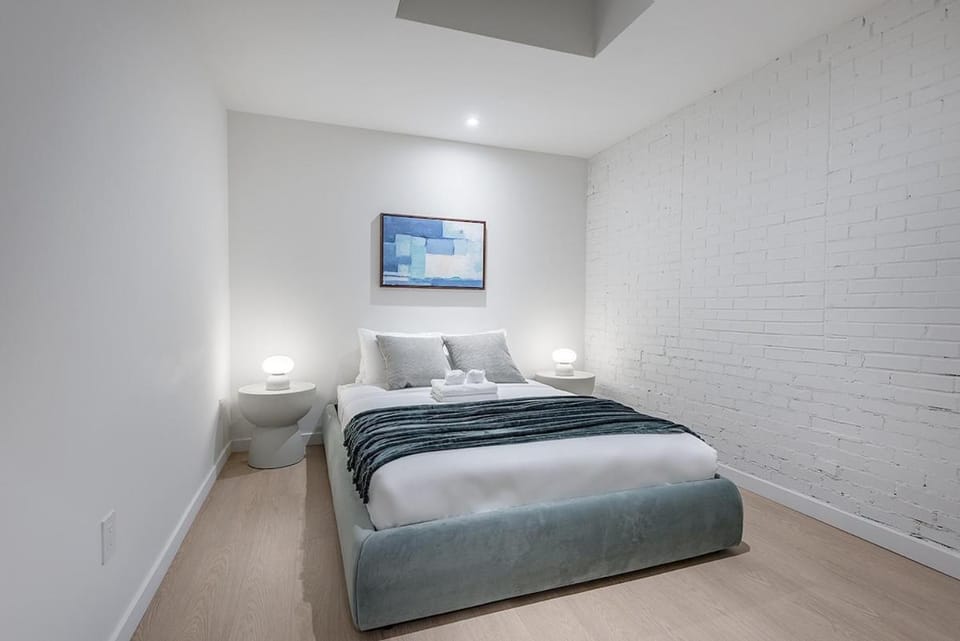 Bright & Modern 2BR - Golden Square Mile Apartment in Montreal