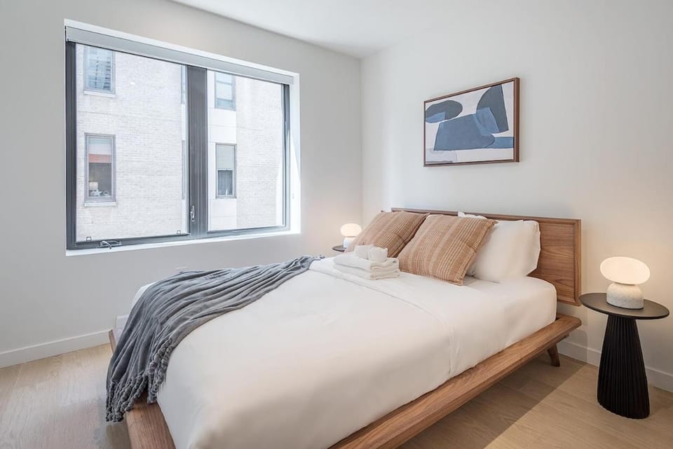Bright & Modern 2BR - Golden Square Mile Apartment in Montreal