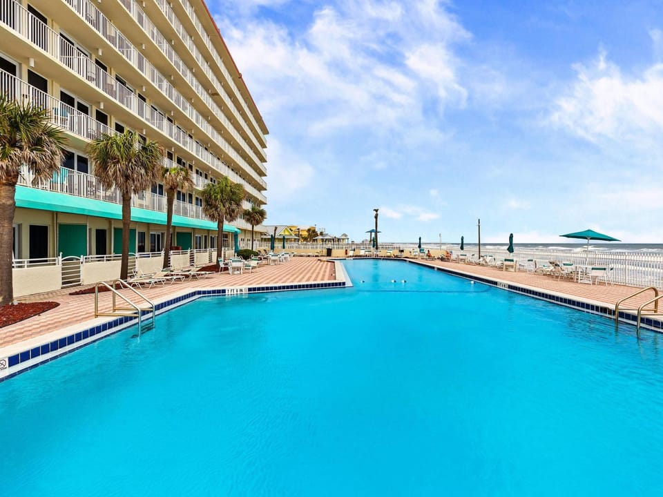 Property building, Day, Summer, Garden, Balcony/Terrace, Beach, Swimming pool