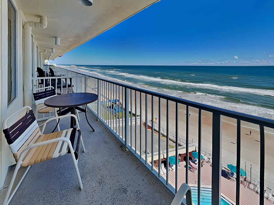 Day, Balcony/Terrace, Seating area, Beach, Guests, Sea view, Swimming pool