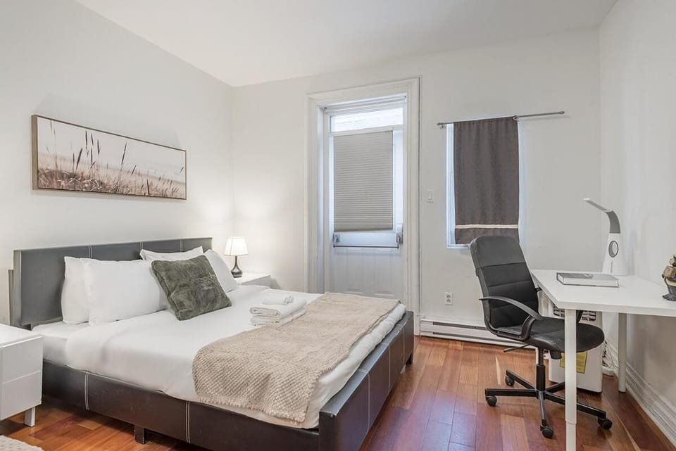 Elegant 3BR - High Ceilings & Vintage Charm Apartment in Montreal
