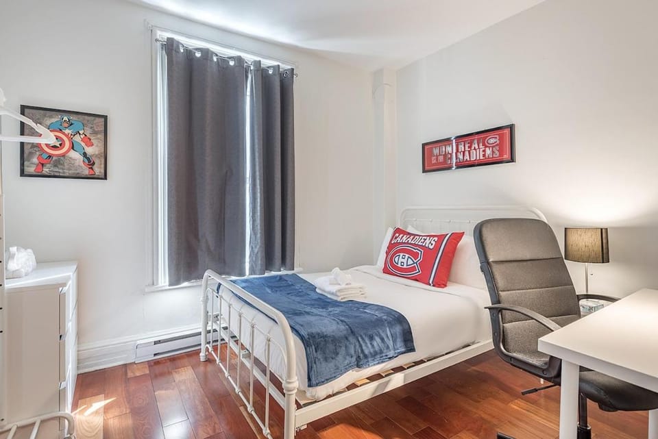 Elegant 3BR - High Ceilings & Vintage Charm Apartment in Montreal