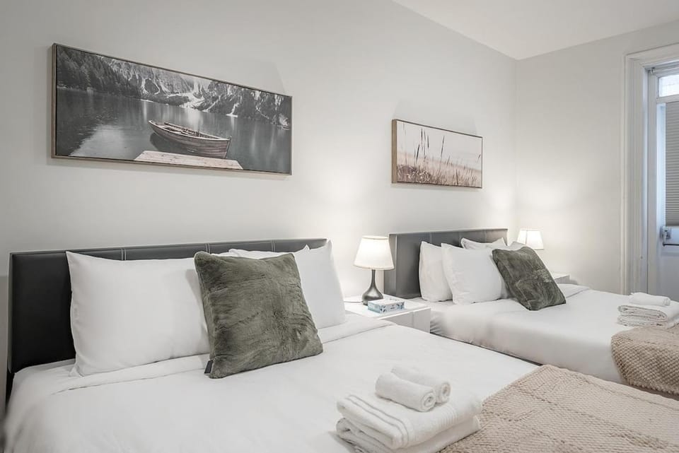Elegant 3BR - High Ceilings & Vintage Charm Apartment in Montreal