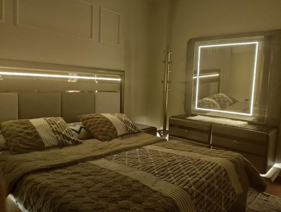شقه اطلاله رئيسي جامعه الدول راقيه Apartment in Egypt