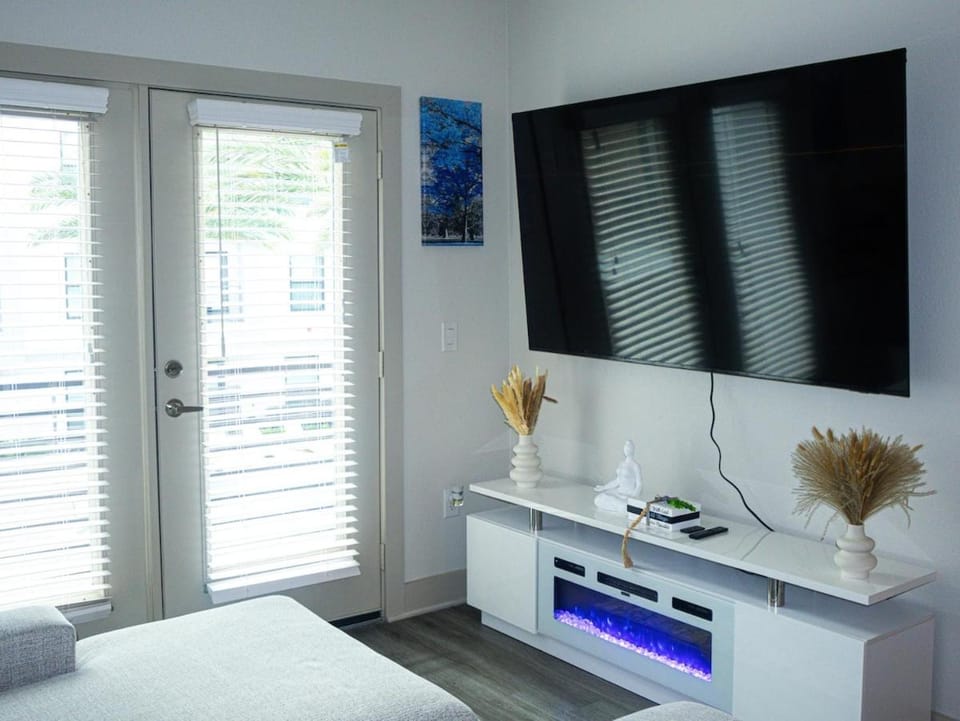 New! The Vibe Med Center Apartments - Central Houston Apartment in Houston