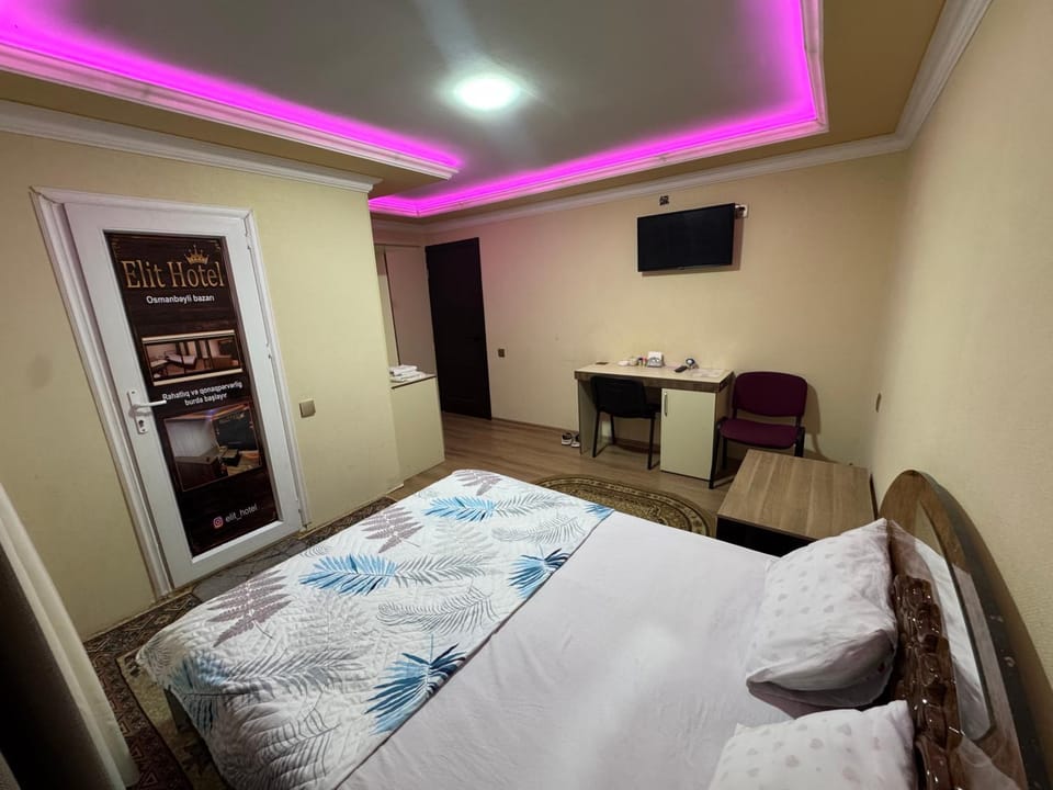 Bed, TV and multimedia, Living room, Photo of the whole room, Seating area, Bedroom
