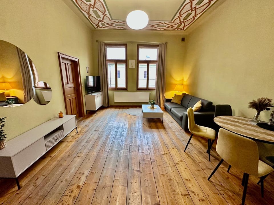 Communal lounge/ TV room, Living room, Photo of the whole room, Seating area, Dining area